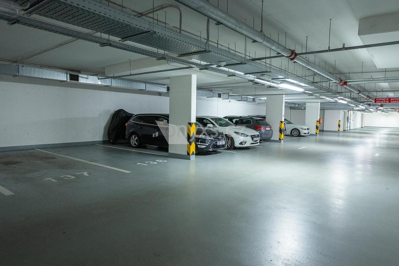Letnany 168 S Parkovanim V Garazi Zdarma Lejlighed